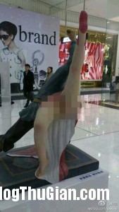 bo tay truoc buc tuong vo tong giet tau tho tuc2 169x300 Bức tượng Võ Tòng giết chị dâu gây sốt cư dân mạng.