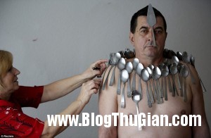 nguoi dan ong nam cham 300x196 Người đàn ông có khả năng hút mọi đồ vật.