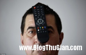 nguoi dan ong nam cham3 300x194 Người đàn ông có khả năng hút mọi đồ vật.