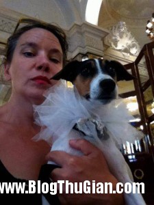10 jpg1 225x300 Chuyện lạ : cô gái đồng tính kết hôn với chú chó cưng