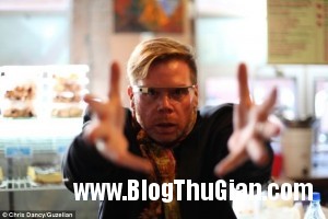 140326 2dien da4c8 300x200 Người đàn ông sống với hơn 700 thiết bị điện tử