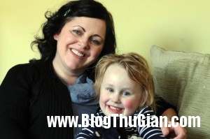 Nikkicook 3235851 8796 1394702782 300x199 Bé gái chỉ thích ăn thảm, vải bọc ghế, thú bông...