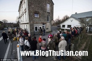 Tượng Đức Mẹ phát sáng ở Bỉ bi an buc tuong duc me phat sang o bi1 300x200 Tượng Đức Mẹ phát sáng ở Bỉ