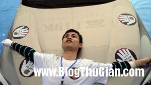 car touch2 3241 1395138993 300x169 Đứng kiễng chân suốt nửa tháng để giành quyền sở hữu một chiếc xe hơi .