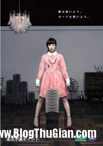 co gai xinh dep dung dau dap vo ca chong ngoi 211x300 Cô gái xinh đẹp dùng đầu đập vỡ cả chồng gạch