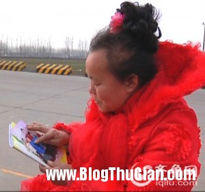 nguoi phu nu suot 10 nam ngay nao cung mac vay cuoi 300x280 Người phụ nữ mặc váy cưới suốt 10 năm