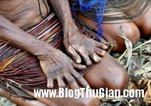 nguoiduatin images5072327523949003 300x210 Phong tục chặt ngón tay kinh dị của bộ tộc Dani