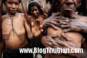 nguoiduatin images5072351 1 300x199 Phong tục chặt ngón tay kinh dị của bộ tộc Dani