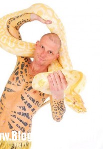 140331 2da 1b4b6 207x300 Người đàn ông bán đấu giá chính làn da của mình