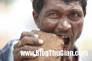 140403 1an 7fef9 300x200 Người đàn ông chỉ nghiện ăn gạch sỏi