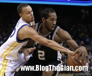 140414 1tay c30ce 300x247 Choáng với vận động viên bóng rổ có đôi bàn tay dài gần 30cm