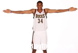 140414 4tay files c30ce 300x203 Choáng với vận động viên bóng rổ có đôi bàn tay dài gần 30cm