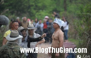 MAIN20140410063900044894479786 5786 5685 1397113947 300x192 Người đàn ông cho ong đậu kín người để xác lập kỷ lục