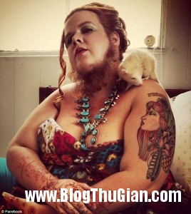 rau1 15d52 268x300 Người phụ nữ có bộ râu dài gần 30cm