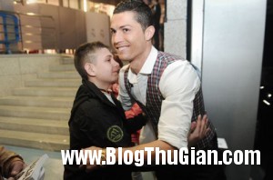 ro1 9774 1396748250 300x198 Fan nhí bừng tỉnh sau khi nghe C. Ronaldo ghi bàn thắng.