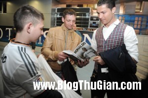 ro2 7190 1396748250 300x199 Fan nhí bừng tỉnh sau khi nghe C. Ronaldo ghi bàn thắng.