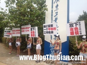 topless protesters 7 3576 1398136372 300x225 Không mặc áo để đòi bình đẳng nam nữ