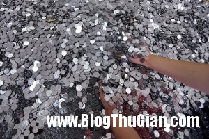 Đem 5 tấn tiền xu mua oto 750px coins 7189 1400292355 300x200 Đem 5 tấn tiền xu mua oto