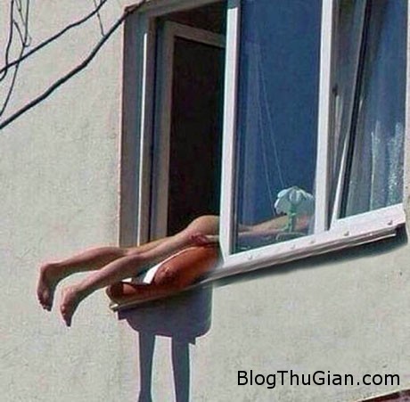 arshid1 61ac0 Người phụ nữ nuy tắm nắng ngoài cửa sổ gây náo loạn thủ đô