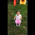 Bé gái 2 tuổi hưởng ứng Ice Bucket Challenge cực cute