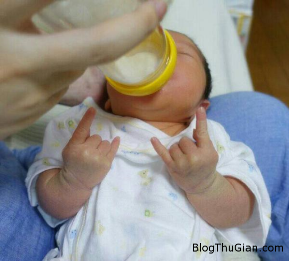 140904 1embe aca73 Hình ảnh bé gái vừa ngậm bình sữa vừa giơ ngón tay nhạc rock gây sốt cộng đồng mạng