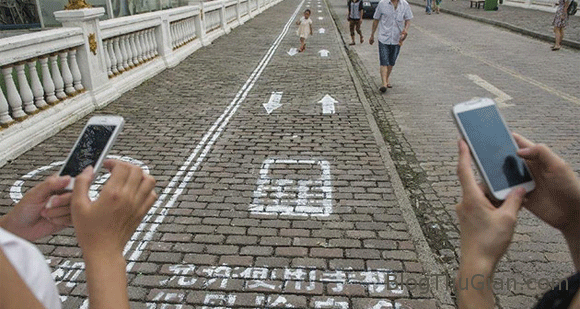 Làn đường dành riêng cho người sử dụng điện thoại ở Trung Quốc lan duong danh rieng cho nguoi nghien dien thoai dau tien tren the gioi Làn đường dành riêng cho người sử dụng điện thoại ở Trung Quốc