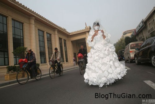 1413936500 vay cuoi lam tu mat na 3 Váy cưới được may từ 999 chiếc khẩu trang