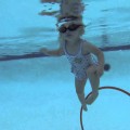 Kinh ngạc với tài bơi lội của bé gái 2 tuổi :))) iu quá