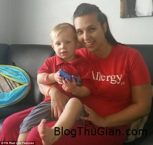 cau be di ung nang voi giang sinh1 300x285 Cậu bé duy nhất sợ giáng sinh