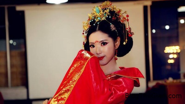 Mang cả Võ Tắc Thiên vào bài thi co gai xinh dep hoa than thanh vo tac thien de toi truong di thi Mang cả Võ Tắc Thiên vào bài thi