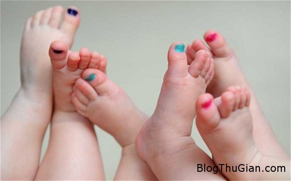 baby1 1866 1407559359 Phân biệt con sinh ba bằng cách sơn móng chân khác màu