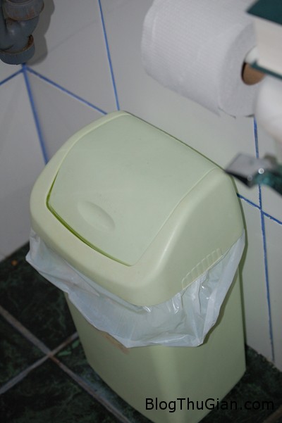 toilet 9933 1403316364 Kẹt ngón tay trong thùng rác máy bay một giờ đồng hồ