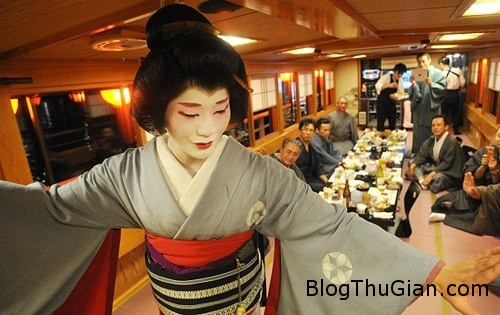 geisha0 457967 1368219172 500x0 Geisha nam duy nhất hút khách ở Nhật Bản