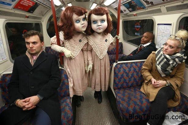 Phát hoảng vì búp bê ma bất ngờ xuất hiện ở ga tàu điện ngầm dung toc gay vi bup be kinh di xuat hien tren tau dien ngam1 Phát hoảng vì búp bê ma bất ngờ xuất hiện ở ga tàu điện ngầm
