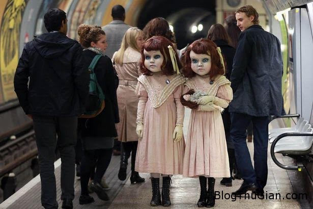 Phát hoảng vì búp bê ma bất ngờ xuất hiện ở ga tàu điện ngầm dung toc gay vi bup be kinh di xuat hien tren tau dien ngam2 Phát hoảng vì búp bê ma bất ngờ xuất hiện ở ga tàu điện ngầm