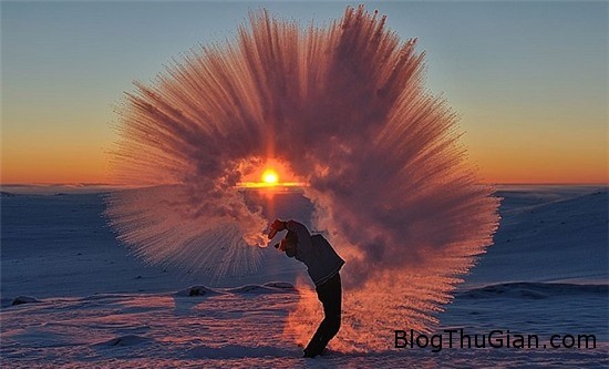 hinh anh ki thu khi do coc nuoc tra nong tai vong bac cuc 1 Hình ảnh đẹp lung linh khi đổ cốc nước trà nóng tại Bắc Cực