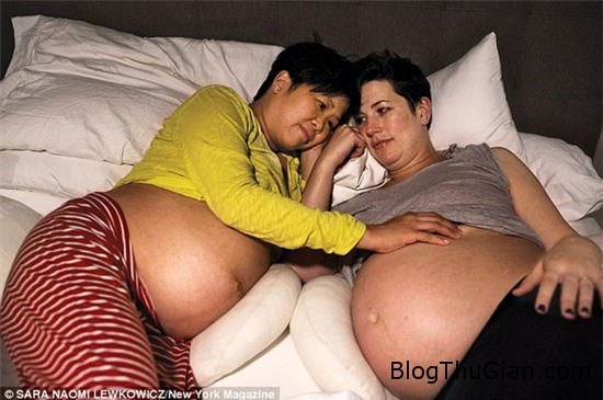 cap doi dong tinh nu cung mang bau va sinh con 1 Cặp đôi đồng tính mang bầu và sinh con cùng lúc