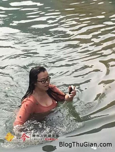 1456275787 1456275681 chuyen la the gioi 2  Cô gái liều mình nhảy xuống hồ sâu để tìm điện thoại