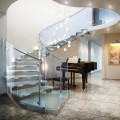 Thiết kế cầu thang bằng kính là lựa chọn khá độc đáo